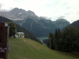 vista panoramica del lago di Alleghe dall'abitato di Pian di Alleghe