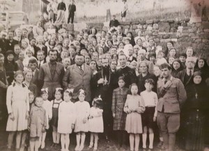 La popolazione riunita con il Vescovo Bortignon