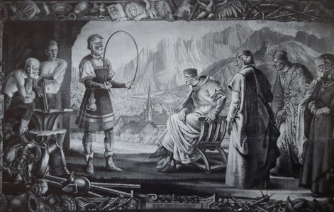 Fabbri mostrano le loro creazioni a una delegazione veneziana.