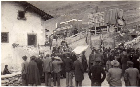 Passaggio delle salme dietro la chiesa.