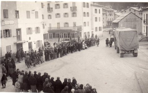 Salme nella piazza di Caprile.